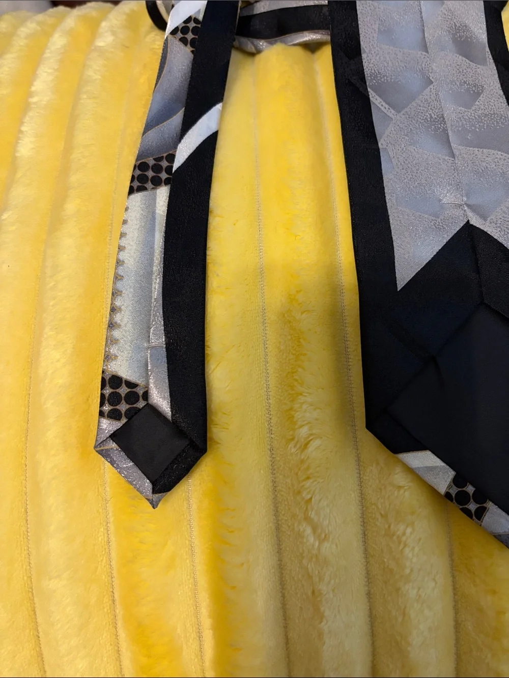 Jordan Craig Silver and Black Patterned Silk Tie